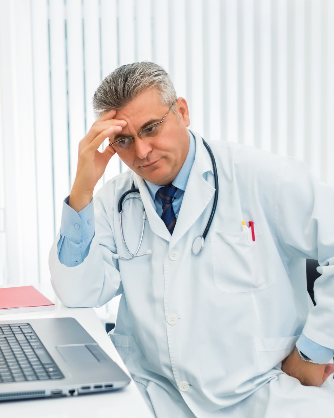 Imagem ilustrativa de um médico analisando dados de marketing